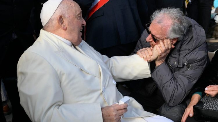 O Santo Padre saúda um fiel na Praça São Pedro