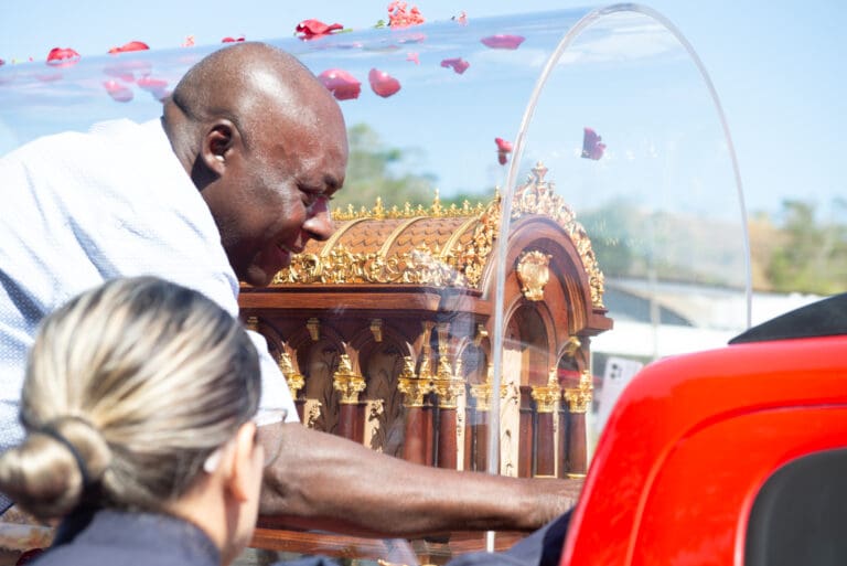 Relíquias de Santa Teresinha passam por Cachoeiro e visita reúne multidão