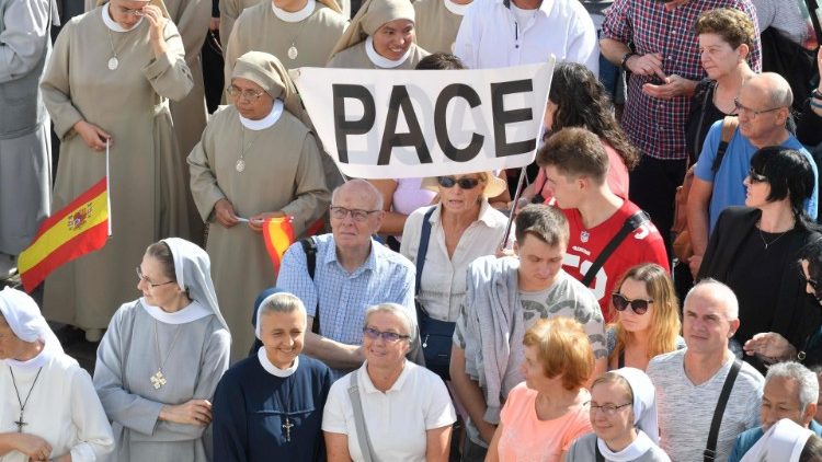 Cartaz com a palavra "Paz" durante o Angelus do Papa na Praça São Pedro