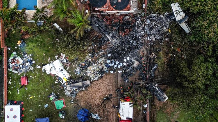 Vista aérea dos destroços do avião que caiu em Vinhedo, Estado de São Paulo. (Foto de Nelson ALMEIDA / AFP)