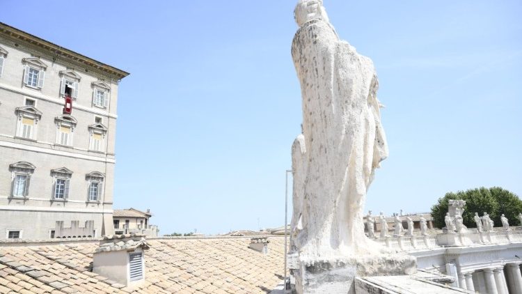 Vista do Palácio Apostólico ao fundo, com imagem de Santo sobre as Colunatas de Bernini em primeiro plano