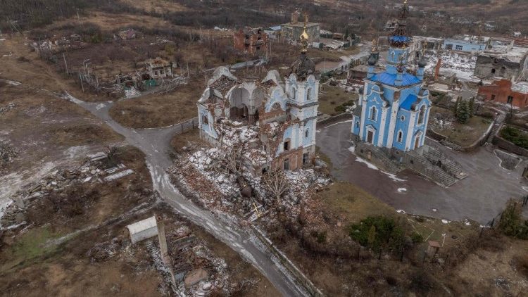 Igreja destruída no povoado de Bohorodychne, região de Donetsk. (Photo by Roman Pilipey/AFP)