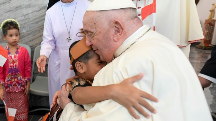 Papa Francisco com uma criança