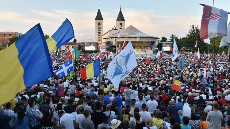 Multidão de peregrinos em Medjugorje