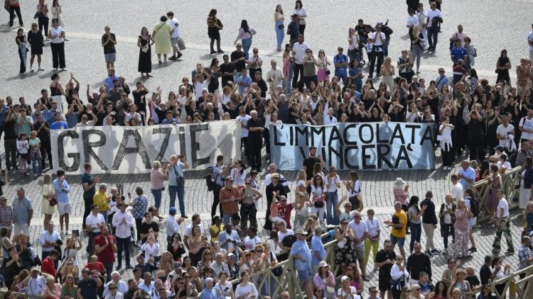 Fiéis e peregrinos rezam o Angelus com o Papa Francisco (Vatican Media)