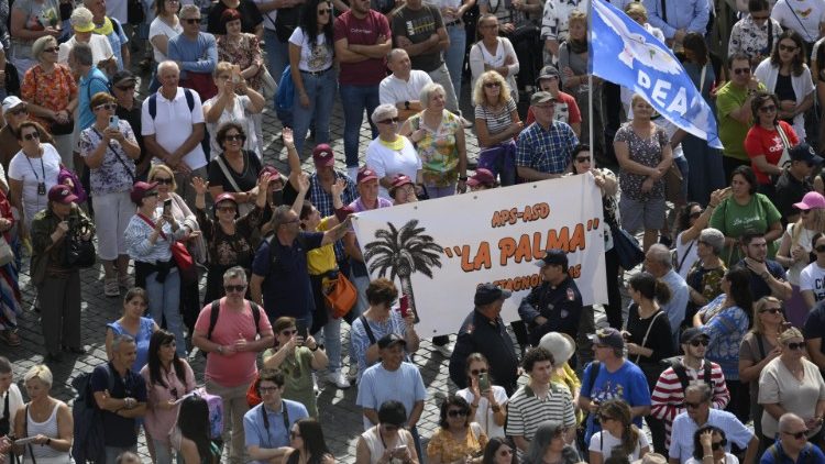 Fiéis e peregrinos rezam o Angelus com o Papa Francisco (Vatican Media)