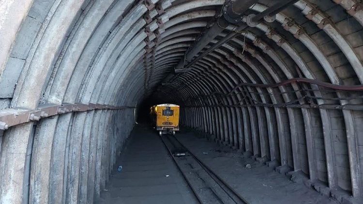 Uma imagem distribuída pelo Ministério do Interior do Irã mostra um túnel numa mina de carvão em Tabas, na província iraniana de Khorasan