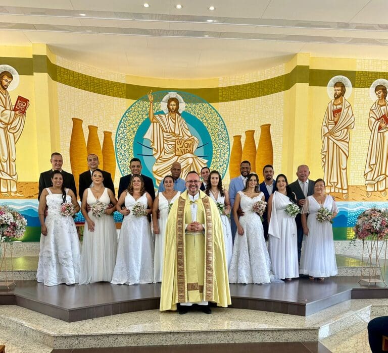 Casais celebram o amor em casamento comunitário em Cachoeiro