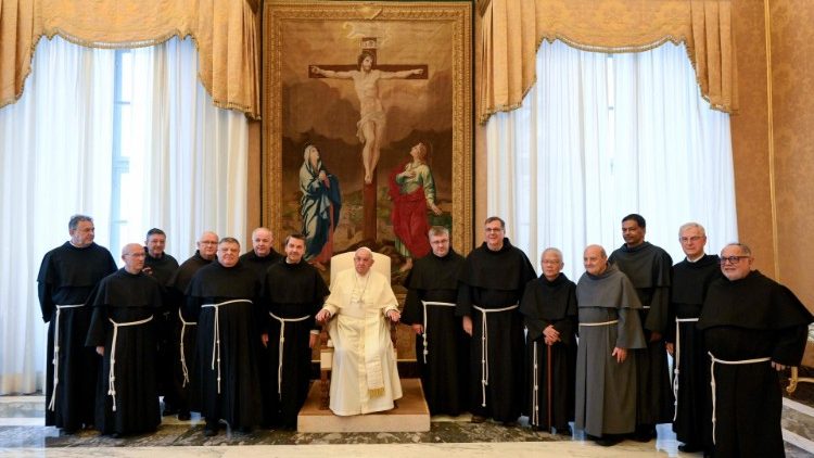 O brasileiro Frei Fernando Maria (no canto à direita) na foto em grupo com o Papa e os confessores da Basílica de São Pedro