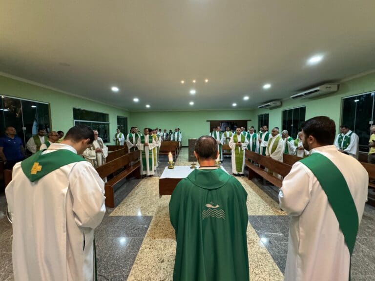 Padres e religiosos da Diocese de Cachoeiro participam de Encontro Anual do Presbitério