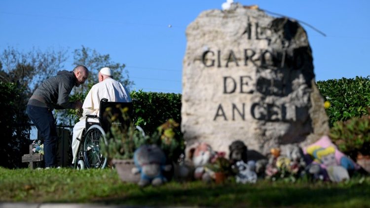 O Papa no Jardim dos Anjos no Cemitério Laurentino, enquanto saúda um pai que perdeu sua filha.