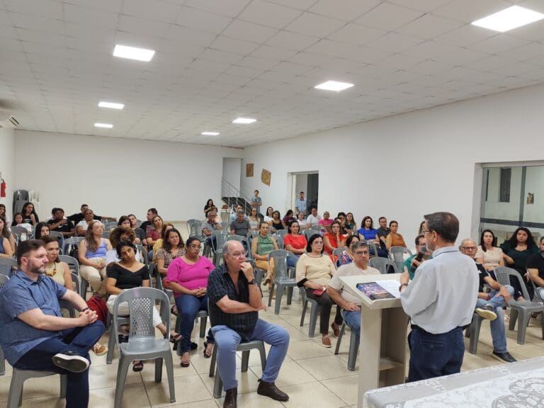 Paróquia de Alegre promove encontro do bispo com profissionais da saúde.