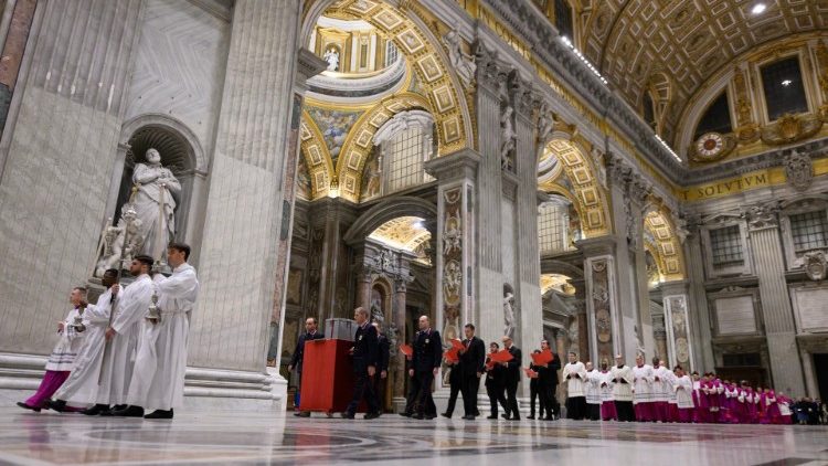 Caixa metálica levada em procissão no interior da Basílica de São Pedro