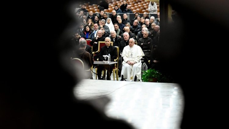 O Papa Francisco escutando a meditação