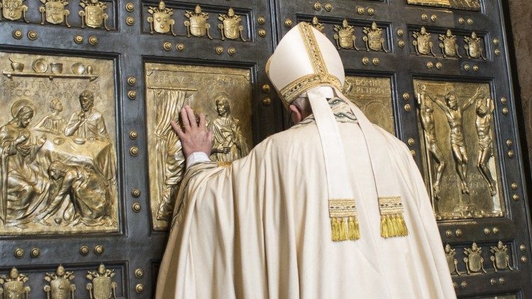 Abertura da Porta Santa no Jubileu da Misericórdia (8 de dezembro de 2015).