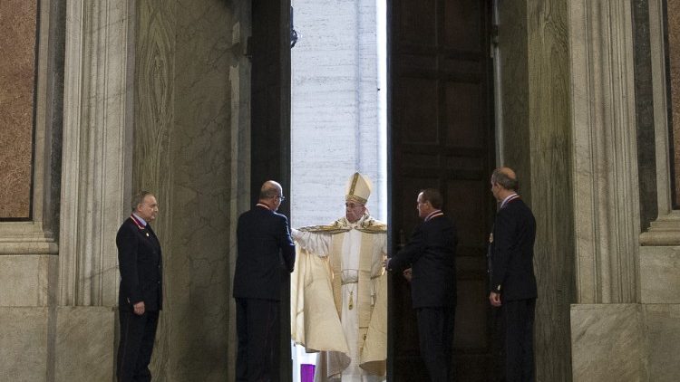 O Papa Francisco abre o Jubileu de 2015.