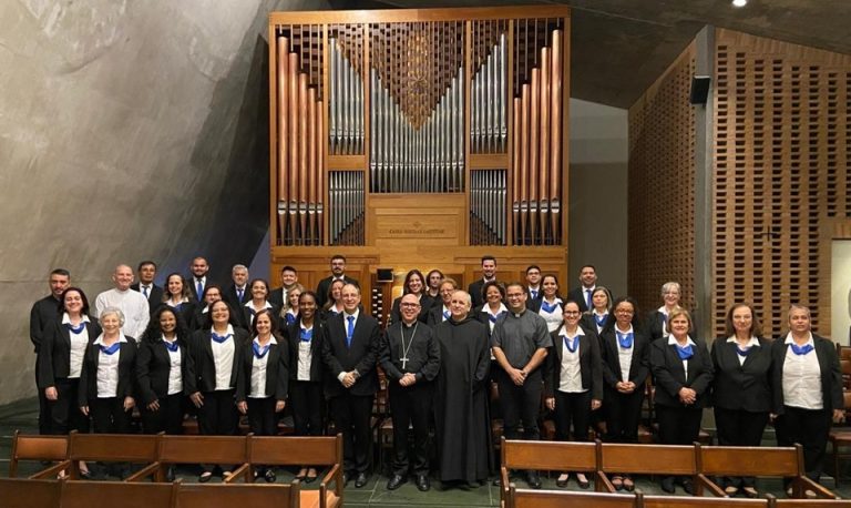 A beleza da Missa Cantada: dom Ricardo Hoepers grava os cantos da Missa de acordo com a 3ª edição típica do Missal Romano