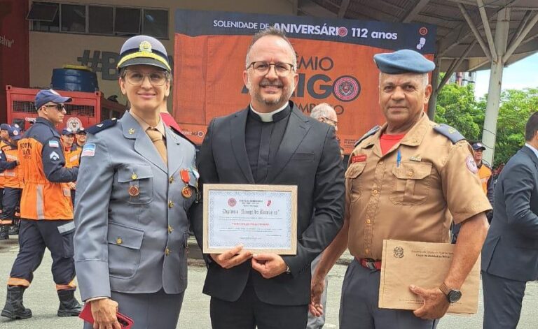 Padre recebe honraria “Amigo do Bombeiro”