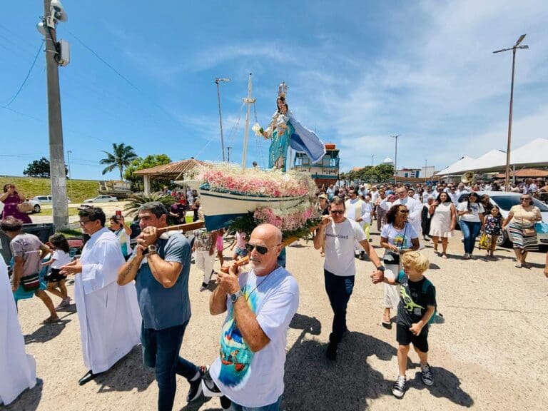 Com tradição de 136 anos, fiéis católicos realizam procissão fluvial de Nossa Senhora dos Navegantes, em Marataízes