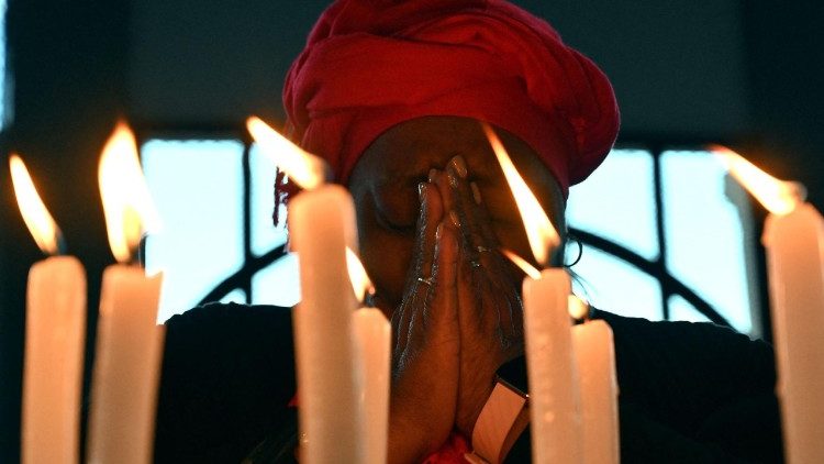 «A esperança é a virtude teologal pela qual desejamos o Reino dos céus e a vida eterna como nossa felicidade, pondo toda a nossa confiança nas promessas de Cristo e apoiando-nos não nas nossas forças, mas no socorro da graça do Espírito Santo» 