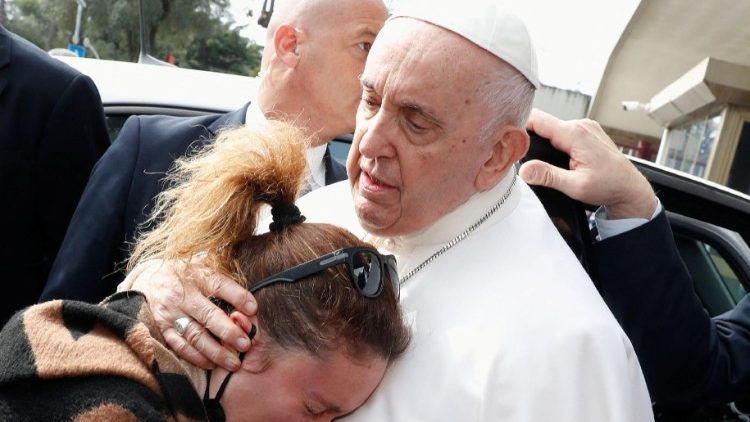 O Papa abraça Serena, mãe que perdeu sua filha de 4 anos, Angelica