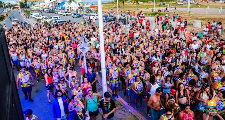 Fé e folia: Bloco Bote Fé reúne centenas de foliões em Marataízes