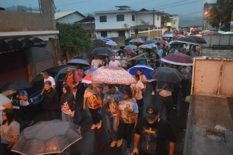 Sob forte chuva, mais de 500 fiéis participaram da Caminhada Penitencial da Paróquia São Filipe