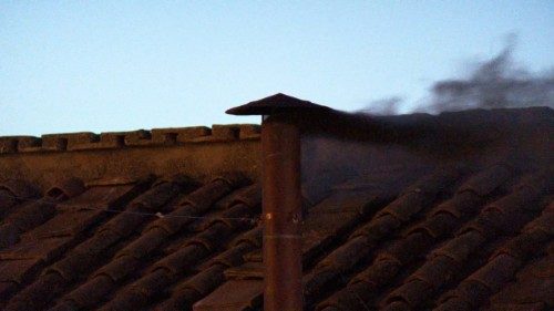 Com fumaça preta na manhã desta quinta-feira, cardeais retomam votações à tarde
