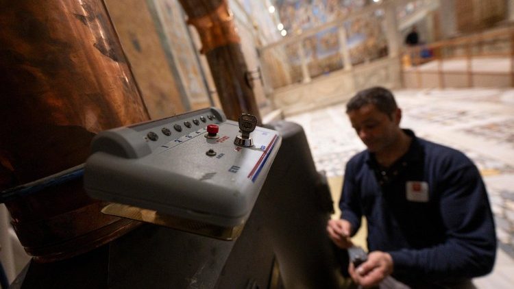 Capela Sistina se prepara para o Conclave