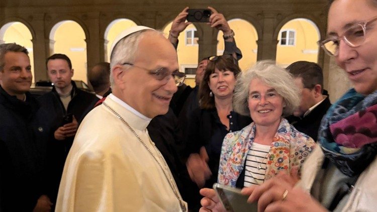 "Obrigado!" A primeira saída de Leão XIV do Vaticano