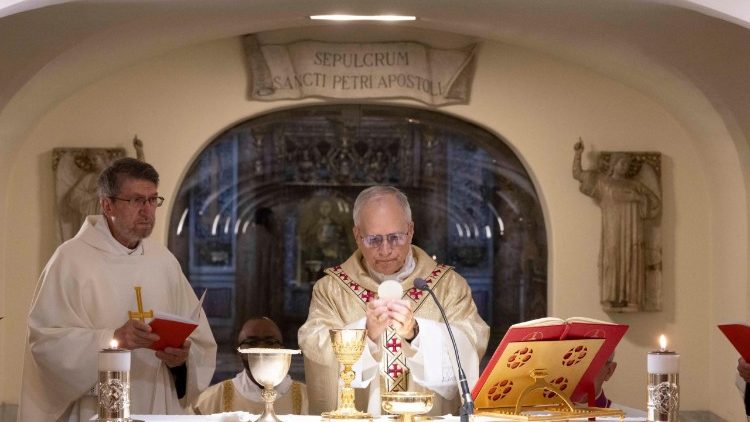 Leão XIV celebra Missa nas Grutas Vaticanas e reza diante dos túmulos dos Papas