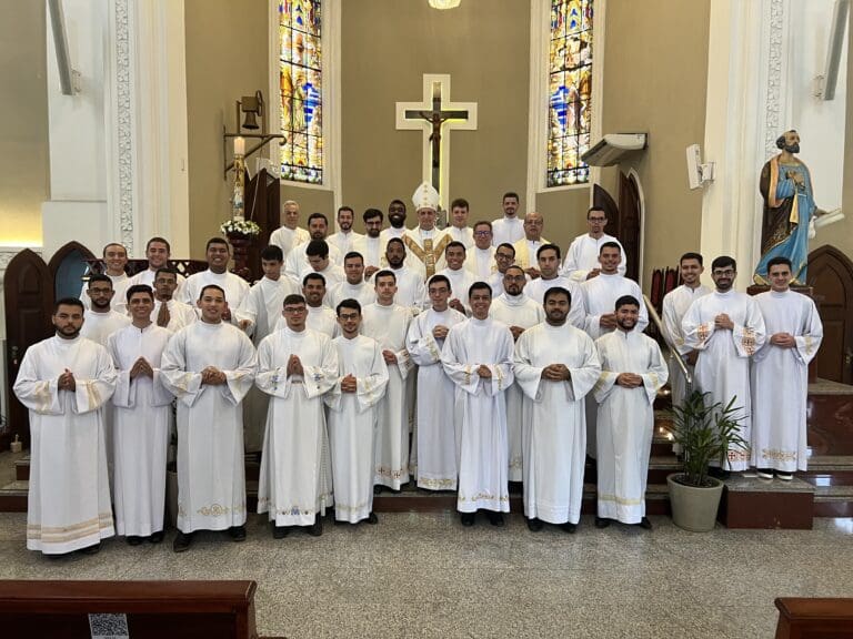 Missa na Catedral reúne Dom Juarez, seminaristas e padres da Diocese de Caratinga (MG)