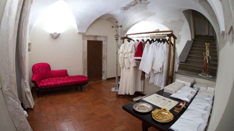 Sala das Lágrimas: a sala onde o Papa toma consciência do que se tornou e se prepara para se apresentar ao mundo