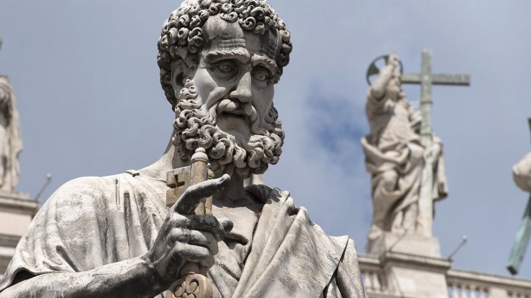 Após a eleição a Sucessor de Pedro, a substituição do nome de batismo pelo nome pontifício tornou-se um costume milenar da Igreja