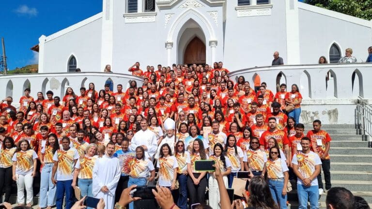 Crismas são celebrada por Dom Luiz Fernando Lisboa