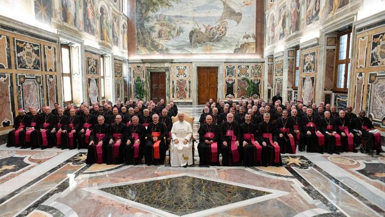 O Papa com os Representantes Pontifícios na Sala Clementina