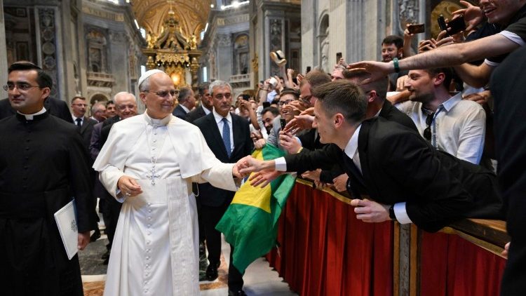 Ao final da meditação, o Papa saudou os presentes