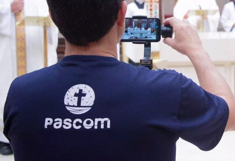 Paróquia promove formação para novos e atuantes agentes da Pascom em Alegre