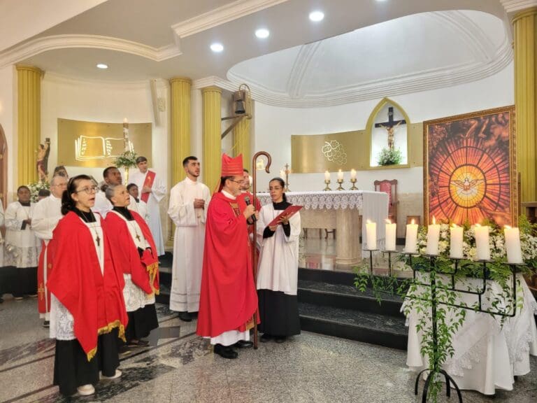 Na Solenidade de Pentecostes, bispo celebra na Paróquia São Sebastião