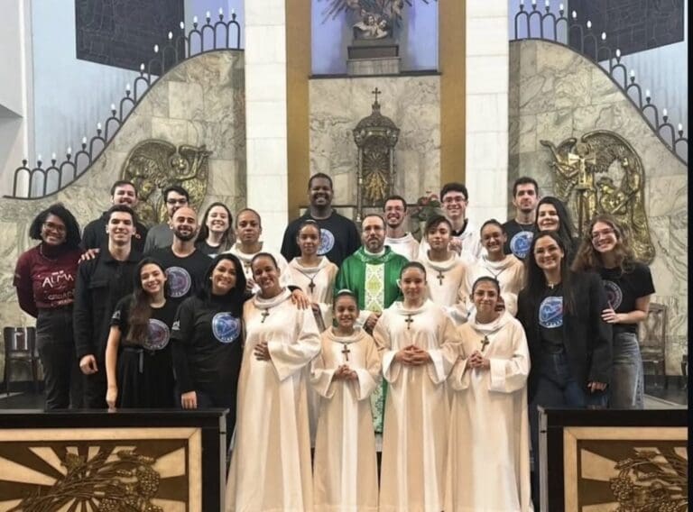 Noite de Fé e Celebração na Paróquia da Consolação: Novos Coroinhas São Instituídos Durante a Missa
