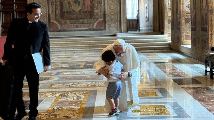 O abraço entre o menino e o Papa Leão XIV (foto © Padre Bruno Silvestrini)
