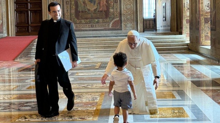O Papa abre os braços para acolher o menino (foto © Padre Bruno Silvestrini)