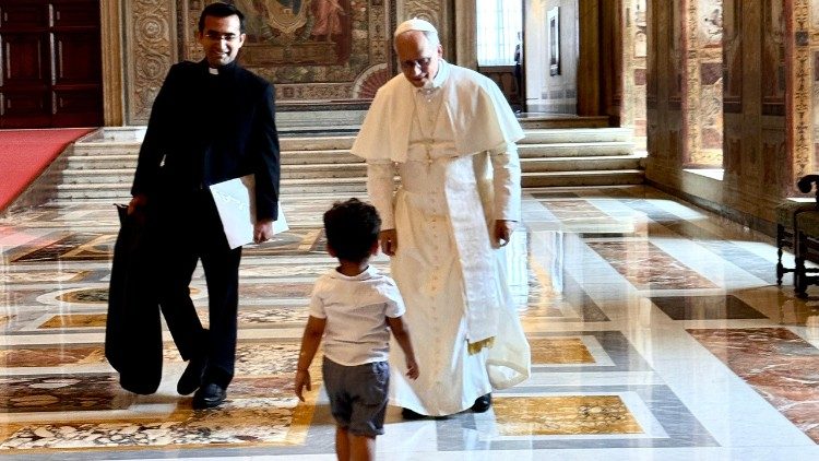 O primeiro encontro entre o pequeno e o Pontífice (foto © Padre Bruno Silvestrini)