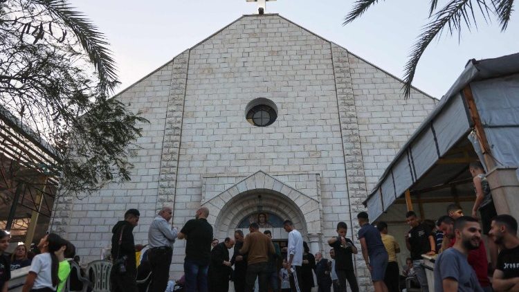 Fachada da Igreja da Sagrada Família, em Gaza, atingida por ataque israelense