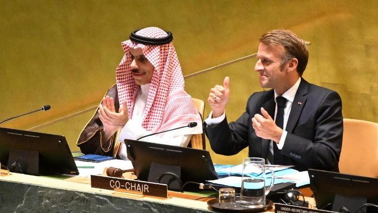 O presidente Macron ao lado do ministro das relações exteriores da Arábia Saudita.