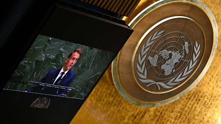 Discurso de Macron é transmitido durante conferência realizada nas Nações Unidas em Nova Iorque.