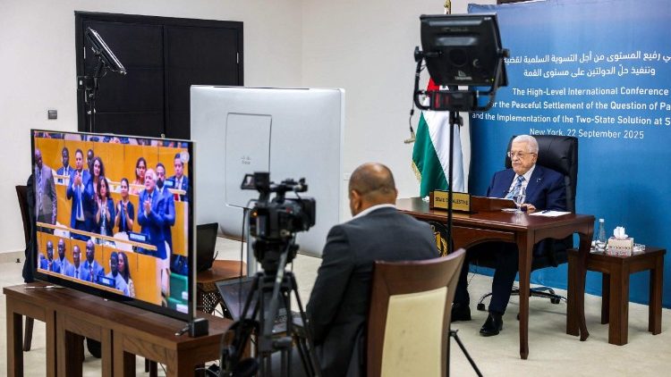 O presidente da Autoridade Palestina discursa por videoconferência após ter o visto americano negado.