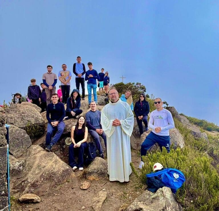 Padre celebra missa no Pico da Bandeira
