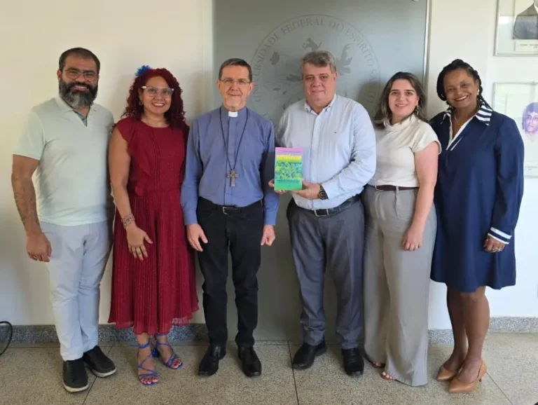 Reitor da Ufes recebe Dom Luiz Lisboa antes de lançamento de livro sobre Moçambique
