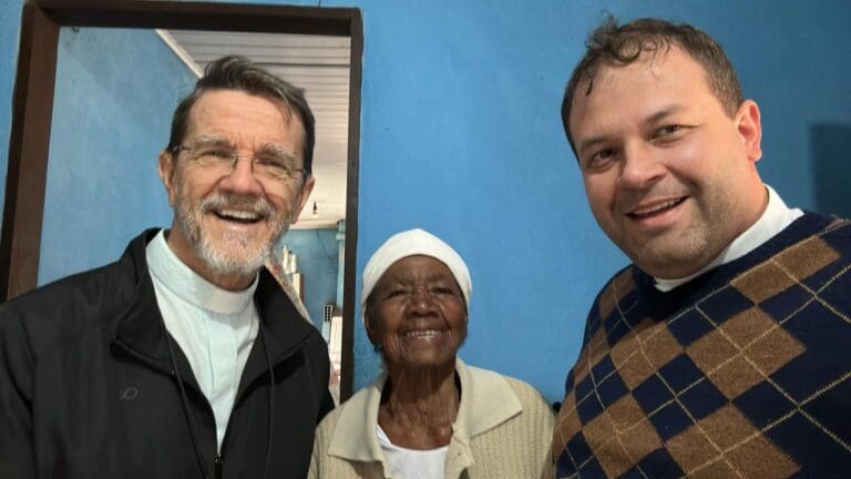 Dom Luiz Fernando Lisboa visita paroquiana centenária durante Visita Pastoral em Piaçu